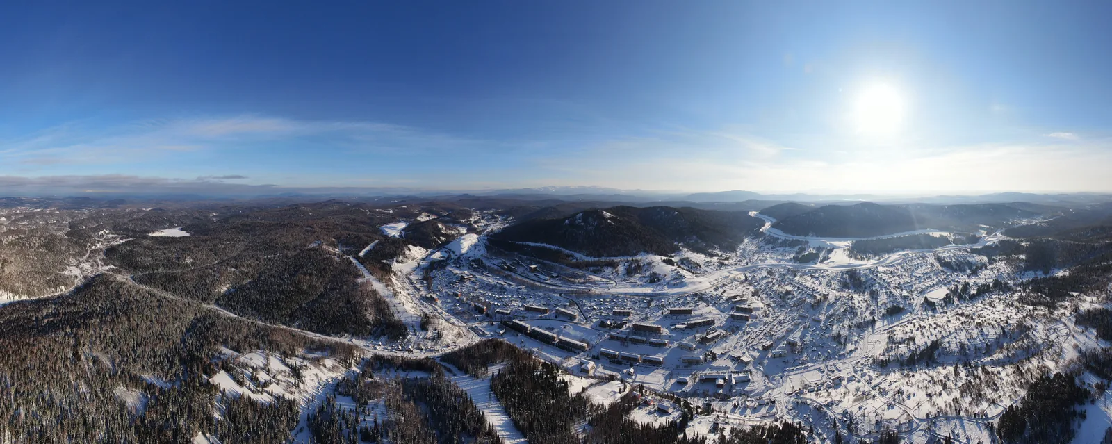 Зимняя панорама посёлка Каз и горных хребтов Горной Шории